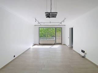 <p><br />Dit comfortabele appartement met 2 slaapkamers bevindt zich in het centrum van Leuven en combineert een uitstekende ligging met aangenaam wooncomfort. De ruime en lichtrijke living vormt het hart van het appartement en biedt dankzij de grote raampartijen een overvloed aan natuurlijk licht. Aansluitend bevindt zich een lang terras met een groen uitzicht, waar je in alle rust kan genieten van de buitenlucht.</p><p>De volledig geïnstalleerde keuken is praktisch ingericht en beschikt over alle nodige toestellen. De aparte koffiehoek vormt een extra troef voor wie houdt van een gezellige start van de dag.</p><p>Het appartement beschikt over twee volwaardige slaapkamers, ideaal voor een koppel, klein gezin of wie extra ruimte wenst. Daarnaast is er een bijkomende ruimte die perfect kan ingericht worden als dressing of bureau, afhankelijk van jouw noden. De badkamer is functioneel en verzorgd afgewerkt en het toilet bevindt zich apart voor extra comfort.</p><p>Op het gelijkvloers beschik je over een kelderberging, ideaal voor extra opslagruimte. De garagebox zorgt ervoor dat je steeds verzekerd bent van een eigen parkeerplaats, wat een grote meerwaarde is in het centrum van Leuven.</p><p>De ligging is bijzonder centraal, met winkels, restaurants en openbaar vervoer op wandelafstand. Hierdoor geniet je van alle voordelen van stadsleven, terwijl je toch kan thuiskomen in een rustige en aangename woonomgeving.</p><p>Bovendien beschikt het appartement over een zeer goed EPC-attest, wat resulteert in een energiezuinige woonst en lagere maandelijkse kosten.</p><p>Ben je op zoek naar een instapklaar appartement met terras, garage en een topligging in Leuven? Neem dan vandaag nog contact op voor een bezoek via www.living-stone.be ! </p>