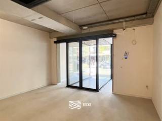 Rez-de-chaussée commercial nouvellement construit sur un emplacement central dans une rue commerçanteLa propriété sera livrée en casco, différentes...