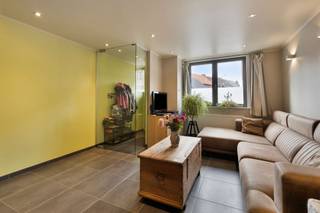 <p><span>INSTAPKLARE, ENERGIEZUINIGE WONING MET 2 SLAAPKAMERS EN TERRAS.</span></p><p><span>De woning is gelegen langsheen de Rijweg te Puurs-Sint-Amands. Vlotte bereikbaarheid verzekerd dankzij de nabijheid van de N16 en A12. </span></p><p><span>De moderne sportinfrastructuur van de gemeente is bereikbaar binnen wandelafstand. </span></p><p><span>Het gezellig huis werd grondig en vakkundig gerenoveerd en beschikt o.a. over aluminium ramen, condensatieketel, vernieuwde badkamer en keuken, ...</span></p><p><span> </span></p><p><span>Gelijkvloers: Inkomhal / aangename leefruimte met eetplaats en salon / goed uitgeruste keuken met keramische kookplaat, oven, vaatwasser, koelkast, ....</span></p><p><span>1ste verd.: Nachthal / ruime slaapkamer / multifunctionele ruimte geschikt als bureau, hobbyruimte,... / badkamer met douche , wc en wastafel.</span></p><p><span>2de verd.: Master bedroom.</span></p><p><span>Kelder met extra bergruimte en mogelijkheid plaatsen wasmachine.</span></p><p><span>Leuk terras / uitweg achteraan perceel.</span></p><p><span> </span></p>