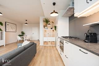 <p>Te koop / te huur*<br /><br />Op een uitstekende locatie in het hart van Antwerpen bevindt zich dit recent gerenoveerde appartement van 100 m². Dankzij de centrale ligging geniet u van een vlotte bereikbaarheid, terwijl winkels, restaurants, openbaar vervoer en het bruisende stadsleven zich op wandelafstand bevinden.<br /><br />Het appartement combineert ruimte, comfort en een overvloed aan natuurlijke lichtinval. De ruime leefruimte sluit aan op de moderne open keuken en biedt een prachtig panoramisch uitzicht over Antwerpen. Gelegen op de achtste verdieping geniet u bovendien van optimale privacy, zonder inkijk van omliggende gebouwen.<br /><br />Verder beschikt het appartement over twee volwaardige slaapkamers, een badkamer, een apart toilet en een aangenaam westgericht terras waar u kunt genieten van de avondzon. Dankzij de recente renovatie verkeert het appartement in uitstekende staat en is het volledig instapklaar. De kwalitatieve afwerking, energiezuinigheid en doordachte indeling maken dit een ideale woonst voor wie comfortabel wil wonen op een centrale locatie.<br /><br />De vraagprijs omvat het appartement en een privatieve kelderberging van circa 4 m². Er is ook een mogelijkheid om het appartement te huren. De huurprijs is €1100,00 /maand. Een staanplaats is optioneel aan te kopen voor €40.000 of te huur aan €100 per maand.<br /><br />De maandelijkse lasten bedragen €199,00 inclusief water, verwarming en syndicus-kosten.<br /><br />Voor meer informatie of een bezoek kunt u ons steeds contacteren op het nummer 015/21.21.21 of via olivier.lievens@imovastgoed.be.<br />En als u zich afvraagt wat uw eigen woning waard is, neem dan gerust contact op voor een gratis waardebepaling.</p>
