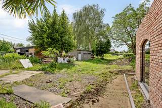 Deze woning is gelegen vlakbij het centrum van Oostnieuwkerke.<br /><br />De woning is nu in casco staat. Het is nu voorzien om gelijkvloers te wonen. De indeling en plannen zijn te raadplegen op aanvraag.<br />Er is mogelijkheid voor 4 slaapkamers, meerdere badkamers, ruime woonkamer en open keuken ... Er is eveneens een bijgebouw (garage) van +- 140 m2. Er zijn meerdere uitwegen in de tuin. Het grootste deel van de technieken is reeds inbegrepen in de prijs (te raadplegen op vraag).<br /><br />In de foto's zijn wat voorbeelden verwerkt van hoe de gelijkvloerse verdieping eruit kan zien én de tuin.<br /><br />PLUSPUNTEN:<br />- AFWERKEN KAN NAAR EIGEN SMAAK<br />- GELIJKVLOERS WONEN MOGELIJK<br />- VLAKBIJ CENTRUM OOSTNIEUWKERKE<br />- UITWEG IN DE TUIN<br />- 2064 M2 grond