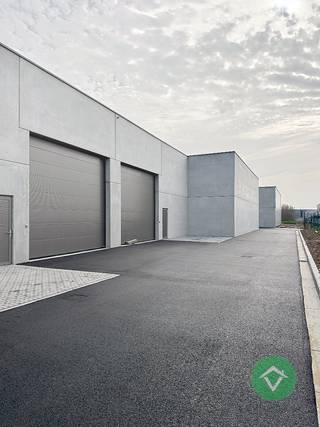 Nieuwe geïsoleerde KMO-unit te Aartrijke met een oppervlakte van 256 m² en 1 private parkeerplaats. <br /><br />Deze loods met brandklasse C heeft een oppervlakte van 256 m² en een vrije hoogte van +/- 6 m,. <br /><br />Deze UNIT bestaat uit: een sectionaalpoort van 4,50 m op 4,50 m, een afzonderlijke toegangsdeur, lichtstraat met rookluik, een regenwaterput van 6500 liter en een sceptische put. <br /><br />Alle nutsvoorzieningen, zoals water / elektriciteit / internet komen binnen in de unit. Er is ook een mogelijkheid om later zonnepanelen te plaatsen op de dakstructuur. <br /><br />Dit project is strategisch gelegen te Aartrijke, vlot bereikbaar en op korte afstand van Torhout, Ruddervoorde en de E403. Het bedrijventerrein is ideaal voor kleine en middelgrote ondernemingen die op zoek zijn naar een functionele, duurzame en goed bereikbare uitvalsbasis in West-Vlaanderen.<br /><br />Interesse? Neem contact met ons op voor meer info of een bezoek ter plaatse.