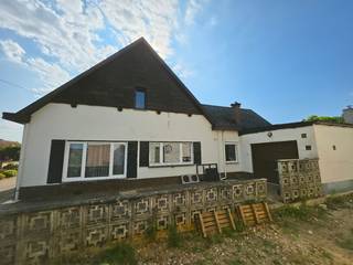 Ruime villa op een open bebouwing met mogelijkheid voor praktijk-/handelsruimte en zuid tuin.<br /><br />De woning beschikt over 4 ruime slaapkamers en 2 badkamers, ideaal voor een groter gezin.<br /><br />Het pand is geschikt voor vrije beroepen of een zelfstandige activiteit. Er is een aparte toegang voorzien. Vooraan is er doorlopende parking.<br /><br />De villa is deels gerenoveerd en kan nog afgewerkt worden naar eigen smaak.<br /><br />Er is een goed onderhouden en zuid gerichte tuin met groot tuinhuis op een perceel van 1027 m².<br /><br /><br /><br /><br /><br /><br /><br /><br /><br /><br /><br /><br /><br /><br /><br /><br />