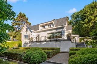 Exclusieve villa in Franse stijl met zwembad, poolhouse en professioneel kantoor op toplocatie in Aarschot<br />Sommige woningen zijn veel meer dan een thuis. Ze belichamen een levensstijl waarin elegantie, comfort en discretie harmonieus samenkomen. Deze uitzonderlijke villa in authentieke Franse stijl is daarvan het perfecte voorbeeld.<br /><br />Gelegen op een prachtig perceel van 1.480 m², in een doodlopende straat en omgeven door groen, geniet u hier van maximale privacy, terwijl het bruisende centrum van Aarschot zich op wandel- en fietsafstand bevindt. Dankzij de uitstekende ligging nabij de belangrijkste invalswegen bereikt u vlot Leuven, Brussel, Hasselt en Antwerpen, waardoor rust en bereikbaarheid hier perfect hand in hand gaan.<br /><br />Met een bewoonbare oppervlakte van 312 m², aangevuld met een deels bruikbare onderkeldering, biedt deze volledig gerenoveerde villa alle ruimte voor een luxueus gezinsleven én een professionele activiteit aan huis.<br /><br />Bij het betreden van de woning wordt u verwelkomd in een royale inkomhal die meteen de hoogwaardige afwerking en tijdloze klasse van deze villa weerspiegelt. De lichtrijke leefruimte van 62 m², voorzien van een sfeervolle houtcassette met voorbereiding voor een gashaard, vormt het warme hart van de woning. Grote raampartijen laten overvloedig daglicht binnenstromen en creëren een naadloze verbinding met de zonnige terrassen en de prachtig aangelegde tuin.<br /><br />De ruime leefkeuken van 34 m² is volledig uitgerust met kwalitatieve toestellen en combineert functionaliteit met gezelligheid. De ideale plek voor zowel het dagelijkse gezinsleven als sfeervolle diners met familie en vrienden.<br />De villa beschikt over vier volwaardige slaapkamers. De luxueuze master suite vormt een ware privéoase met een eigen dressing en stijlvolle badkamer. Een tweede slaapkamer is voorzien van een lavabo, terwijl een extra dressing en talrijke maatkasten doorheen de woning uitzonderlijk veel bergruimte creëren. In totaal beschikt de woning over twee elegante badkamers.<br /><br />Een absolute troef is het volledig ingerichte kantoor van 44 m². Dankzij de aparte en professionele inrichting is deze ruimte perfect geschikt voor vrije beroepen, zelfstandigen of wie comfortabel van thuis uit wil werken zonder in te boeten aan representativiteit. Van deze ruimte kunnen ook simpel 2 extra slaapkamers gecreëerd worden.<br /><br />Exclusief buitenleven<br />Buiten geniet u van een waar privéparadijs. De woning beschikt over maar liefst 164 m² zonovergoten terrassen, perfect georiënteerd op het zuidwesten. Hierdoor geniet u de hele dag van de zon en van lange, sfeervolle zomeravonden.<br />Het volledig geautomatiseerde zwembad, het stijlvolle poolhouse en het verwarmde terras zorgen voor een exclusieve vakantiesfeer in eigen tuin. Een plek waar ontspanning en luxe moeiteloos samenvloeien.<br /><br />Parkeren is eveneens geen zorg dankzij de inpandige garage voor twee wagens en een ruime oprit met plaats voor vier extra voertuigen.<br />Voor wie volledig zorgeloos wil verhuizen, bestaat bovendien de mogelijkheid om het stijlvolle interieur en de aanwezige meubelen over te nemen, zodat u deze unieke woning onmiddellijk kunt betrekken.<br />Deze woning is zonevreemd gelegen.<br />TROEVEN:
<ul>
	<li>Exclusieve villa in authentieke Franse stijl</li>
	<li>Volledig gerenoveerd met hoogwaardige materialen</li>
	<li>Perceel van 1.480 m²</li>
	<li>Rustig gelegen in een doodlopende straat</li>
	<li>Uitstekende verbinding naar Brussel, Leuven, Hasselt en Antwerpen</li>
	<li>312 m² bewoonbare oppervlakte</li>
	<li>Deels bruikbare onderkeldering</li>
	<li>Vier slaapkamers</li>
	<li>Twee stijlvolle badkamers</li>
	<li>Meerdere dressings</li>
	<li>Maatkasten doorheen de volledige woning</li>
	<li>Professioneel ingericht kantoor van 44 m²</li>
	<li>Leefruimte van 62 m² met houtcassette en voorbereiding voor gashaard</li>
	<li>Volledig uitgeruste leefkeuken van 34 m²</li>
	<li>164 m² terrassen met zuidwestoriëntatie</li>
	<li>Volledig geautomatiseerd zwembad met stijlvol poolhouse</li>
	<li>Nieuwe ramen geplaatst in 2026</li>
	<li>Deels voorzien van domotica</li>
	<li>Professioneel alarmsysteem</li>
	<li>Camerabewaking rondom de woning</li>
	<li>400-volt-installatie</li>
	<li>Inpandige garage voor twee wagens</li>
	<li>Oprit voor vier extra wagens</li>
	<li>Volledig omheind domein met automatische poorten</li>
	<li>Mogelijkheid tot overname van het meubilair</li>
	<li>Rustige, groene ligging op wandel- en fietsafstand van het centrum van Aarschot</li>
</ul>
<br />Deze uitzonderlijke villa verenigt karakter, elegantie en hedendaags wooncomfort op een unieke manier. Ze vormt de ideale keuze voor wie op zoek is naar een prestigieuze gezinswoning of een exclusieve combinatie van wonen en werken.<br /><br />Interesse? info@lotemvastgoed.be | 0475 52 00 14<br />Ook uw woning verkopen? info@lotemvastgoed.be<br /> 