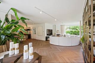 Prachtige luxe-villa op perceel van 2.263 m² met mooi aangelegde tuin gelegen op een residentiële en bosrijke ligging te Neerpelt-Pelt (Grote Heide). Ruime inkomhal met gastentoilet, riante leefruimte, mooie landelijke leefkeuken met aansluitend praktische bijkeuken, dubbele carport en dubbele losstaande garage met achterliggende berging. Op de 1ste verdieping masterbedroom, luxe-badkamer, 3 bijkomende slaapkamers, 2de badkamer en 2 aparte dressings<br /><br />Ruime opbergzolder en kelder aanwezig.<br /><br />Mooi aangelegde tuin met zowel open als overdekt terras en wellnessruimte (reeds voorzien van douche).<br /><br />Gelijkvloers:<br />De prachtige inkomhal met gastentoilet biedt enerzijds toegang tot de leefkeuken en anderzijds tot de riante T-vormige leefruimte voorzien van gezellige gashaard en badend in het licht. De leefruimte is opgedeeld in een eetkamer, zitkamer en aparte bureauhoek. Aansluitend aan het leefgedeelte treffen we de luxueuze leefkeuken voorzien van alle inbouwapparatuur: wijnkoelkast, grote koelkast + vriesvak, vaatwasser, combi-oven, inductiekookplaat, Quooker. Praktische bijkeuken/wasplaats aansluitend aan de keuken.<br />De grote ramen aan de achterzijde van de woning bieden een prachtig zicht over de tuin voorzien van prachtig overdekt terras. <br /><br />Eerste verdieping:<br />Op de eerste verdieping is er de masterbedroom met op maat gemaakte kasten en ingerichte badkamer, voorzien van een ligbad, douche, dubbele wastafel en toilet.<br />Verder bevinden er zich op deze verdieping 3 bijkomende slaapkamers, een 2de badkamer (wastafel, toilet en douche) en veel op maat gemaakte kasten en opbergruimte. Op de overloop is tevens een valluik voorzien naar de ruime opbergzolder.<br /><br />Tuin:<br />Prachtig aangelegde onderhoudsvriendelijke tuin met het overdekte terras. Dubbele garage met voorliggende carport en achterliggende tuinberging. In dit gebouw is tevens een ruimte voorzien voor wellness (douche reeds aanwezig).<br /><br />Uiterst stijlvol geheel! <br /><br />Bijzonderheden: <br />- Renovatie 2021<br />- Volledig omheind perceel met automatische poort vooraan<br />- Alarm <br />- 16 zonnepanelen aanwezig (moeten nog aangesloten worden) - energielabel B bij aansluiting van deze 16 zonnepanelen + 5 extra panelen<br />- Airco aanwezig in leefruimte<br />- Luxe en kwaliteitsvolle materialen gebruikt<br />- CV op aardgas <br />- Veel opbergruimte voorzien doorheen de woning<br />- kelder en zolder<br />- Grondwaterput (op 7m) aanwezig voor de beregening van de tuin <br /><br />EPC 232 kWh/m² (label C)