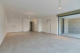 Bent u op zoek naar een kwalitatieve woonst of een slimme vastgoedinvestering? <br /><br />Dit gelijkvloerse nieuwbouwappartement (104 m²) met 3 slaapkamers maakt deel uit van een recente, kleinschalige residentie bestaande uit 5 appartementen.<br /><br />U geniet hier van een moderne architectuur die esthetiek naadloos combineert met functioneel wooncomfort. Bovendien is het appartement voorzien van zonwering en rolluiken. De keuken moet nog geplaatst worden, maar kan nog naar eigen smaak gekozen worden.<br /><br />Verplichte aankoop van een bovengrondse autostaanplaats en berging: €25.000,00<br /><br />INDELING<br /><br />Inkomhal - toilet - berging - ruime leefruimte met open keuken - terras (43 m²) - slaapkamer 1 - badkamer (ligbad, dubbele lavabo, inloopdouche) - slaapkamer 2 - slaapkamer 3<br /><br />ALGEMEEN<br />- Nabij centrum Waregem en E17<br />- Op wandelafstand van winkels<br />- 6% BTW mogelijk<br />- Energiezuinig: warmtepomp, zonnepanelen<br /><br />Wilt u dit energiezuinige nieuwbouwappartement te Waregem zelf ontdekken? Neem vandaag nog contact op voor meer informatie of een bezoek ter plaatse: 0472 18 64 20 / matisse.vandererven@dewaele.com<br /><br />Bestuursmaatregelen in het maatregelenregister: nee