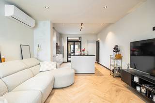 Instapklare en volledig gerenoveerde woning met garage te Sint-PauwelsDeze volledig gerenoveerde woning combineert hedendaags comfort met een...