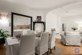 Information appartementCet appartement prêt à l'emploi est situé dans un immeuble majestueux avec ascenseur (qui vous amène directement dans...