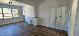 <p>Dit volledig gerenoveerde appartement bevindt zich op de tweede en bovenste verdieping van een kleinschalig gebouw met zes appartementen (zonder lift). Het appartement werd sinds de renovatie nog niet bewoond en is onmiddellijk beschikbaar.</p><p>Via de inkomhal met aparte vestiaire kom je in de ruime en lichte leefruimte met aansluitend een volledig vernieuwde keuken. De keuken is uitgerust met de nodige toestellen en er is tevens een wasmachine aanwezig. In de leefruimte is een glasvezelaansluiting voorzien.</p><p>Verder beschikt het appartement over twee slaapkamers en een badkamer met douche, toilet en badkamermeubel. Vanuit de tweede slaapkamer heb je toegang tot het balkon aan de achterzijde. Vliegenramen zijn voorzien. Daarnaast hoort bij het appartement een privatieve kelderberging.</p><p>Het appartement heeft een EPC-label B (120 kWh/m² per jaar). Energiezuinig verwarmen én koelen gebeurt via een lucht-luchtwarmtepomp met twee binnenunits.</p><p>De Sint-Jan Vianneystraat combineert een rustige woonomgeving met een uitstekende bereikbaarheid. De Bist ligt op wandelafstand en ook winkels, scholen en openbaar vervoer zijn vlot te voet of met de fiets bereikbaar. Voor verplaatsingen met de auto bevinden de A12 en E19 zich op korte afstand. De locatie behaalt een mobiliteitsscore van 8,9/10.</p><p>De gemeenschappelijke kosten bedragen € 30 per maand en omvatten onder meer het privéwaterverbruik, de elektriciteit van de gemeenschappelijke delen en het onderhoud ervan. De huurwaarborg bedraagt drie maanden huur.</p><p>Interesse om het appartement te bekijken? Neem gerust contact op om een afspraak te maken tijdens een van onze kijkmomenten:</p><p>•	Dinsdag 20 oktober: 18u-20u (volzet)<br />•	Vrijdag 23 oktober: 18u-20u (volzet)<br />•	Zondag 25 oktober: 09u-12u</p><p>Tot binnenkort!</p>