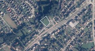 Bouwmogelijkheden:<br />Deze ruime bouwgrond is bestemd voor het realiseren van **één vrijstaande eengezinswoning in open bebouwing**. Het perceel biedt duidelijke bouwmogelijkheden volgens de goedgekeurde verkavelingsvoorschriften.<br /><br />De voorziene **bouwzone heeft een breedte van 14,50 meter en een maximale bouwdiepte van 12 meter**, goed voor een bouwzone van ca. 174 m². De bouwzone bevindt zich op minimaal 8 meter achter de rooilijn en op minimaal 12 meter van beide zijdelingse perceelsgrenzen. <br /><br />Voor het hoofdgebouw gelden onder meer volgende voorschriften:<br /><br />- bouwdiepte: minimum 8 m en maximum volgens het verkavelingsplan;<br />- bouwbreedte: minimum 9 m en maximum volgens het verkavelingsplan;<br />- kroonlijsthoogte: maximaal 6 m;<br />- nokhoogte: maximaal 12 m;<br />- dakvorm: hellend dak met een helling tussen 10° en 60°, of een plat dak. <br /><br />De voorgevel dient zich te bevinden op minimaal 8 meter van de rooilijn, op de voorgevelbouwlijn of binnen een strook van 3 meter diepte die hiermee evenwijdig loopt. <br /><br />De totale bebouwde en verharde oppervlakte, met inbegrip van de woning, eventuele constructies, opritten en andere verhardingen, bedraagt maximaal 199 m². Enkel de strikt noodzakelijke toegangsverhardingen zijn toegestaan en dienen te worden uitgevoerd in waterdoorlatende materialen. De overige delen van het perceel dienen zoveel mogelijk een groen karakter te behouden. <br /><br />Binnen de bouwstrook dient minstens 1 inpandige parkeerplaats te worden voorzien. Terrassen zijn toegestaan op palen. <br /><br />Vanwege de waterhuishouding gelden enkele bijkomende bouwvoorwaarden. Zo dient de woning op palen of boven een overstroombare kruipruimte te worden opgericht. Een open infiltratievoorziening, zoals een wadi of infiltratiekom, dient te worden voorzien. Benutte ondergrondse verdiepingen zijn niet toegestaan en het omliggende terrein mag niet worden opgehoogd. <br /><br />Een interessant perceel met een ruime groene omgeving en duidelijk vastgelegde bouwmogelijkheden voor het realiseren van een kwalitatieve vrijstaande woning.