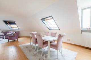 Dit appartement van 136 m² bevindt zich op de tweede verdieping (zonder lift) van een kleinschalig gebouw, vlak aan het station van...