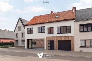 Zeer ruim pand (ca 550m2) met appartement 3 slaapkamers Belangrijkste troeven:- Zeer ruim pand met enorm veel mogelijkheden- Gelijkvloers van ca...