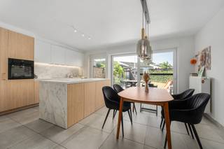 Deze moderne woning uit 2023 combineert energiezuinig wonen met een praktische indeling en veel ruimte voor het hele gezin. De woning bevindt zich in een kindvriendelijke buurt met een rustige, groene omgeving en vlotte bereikbaarheid. Dankzij de 4 ruime slaapkamers, meerdere bergingen en de carport geniet je hier van optimaal wooncomfort. Het EPC-label A en het BEN-karakter zorgen bovendien voor een energiezuinige toekomstgerichte woning. Een ideale kans voor wie een recente woning wil kopen in Lokeren.<br /><br />• Inkomhal met gastentoilet en handenwasser<br />• Ruime woonkamer (35 m²) met open keuken én veel lichtinval<br />• Praktische berging (8 m²) met aansluiting voor wasmachine en droogkast<br />• Extra berging (8 m²) met ventilatiesysteem<br />• Badkamer (8 m²) met inloopdouche en dubbele wastafel in meubel<br />• 4 ruime slaapkamers van 13 m² (x2) en 16 m² (x2)<br />• Nachthal en traphal met vlotte circulatie<br />• Carport (18 m²) met voorziening voor laadpaal én directe doorgang naar de zonnige tuin<br /><br />Troeven<br />• Recente halfopen BEN-woning van bouwjaar 2023 met EPC-label A<br />• Gelegen in een groene en kindvriendelijke residentiële omgeving<br />• 4 volwaardige slaapkamers en veel praktische bergruimte<br />• Kwalitatief materiaalgebruik en goede afwerking<br />• Regenwaterput van 10.000liter<br />• Vliegenramen<br /><br />Neem vandaag nog contact op met je ERA-makelaar voor een bezoek.<br />JOUW DROOMHUIS. ZO GEVONDEN!