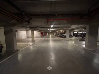 GENT-SINT-PIETERS - Inpandige staanplaats met centrale ligging Deze inpandige staanplaats bevindt zich in het ondergrondse garage-complex van...