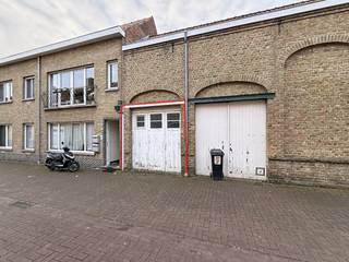 In de bruisende winkelstraat van Veurne bevindt zich dit veelzijdige handelspand. Met een royale vloeroppervlakte ( 268 m²) is dit de ideale plek...