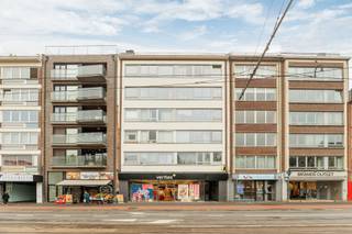 <p>Dit <strong>ruime en lichtrijke appartement</strong> is gelegen op een <strong>uitstekende locatie in het centrum van Mortsel</strong>. Winkels, bakkers, scholen, openbaar vervoer en andere voorzieningen bevinden zich op wandelafstand, wat zorgt voor een bijzonder aangename en praktische woonomgeving.</p><p><br /></p><p>Je komt het appartement binnen via de <strong>ruime inkomhal</strong>, die leidt naar de <strong>woonkamer</strong>, de <strong>keuken</strong> en de hal. Aan de achterzijde bevinden zich de <strong>slaapkamers</strong> en de <strong>badkamer</strong>, met aansluitend een <strong>terras</strong> dat voor extra rust en comfort zorgt.</p><p><br /></p><p>Met <strong>twee volwaardige slaapkamers</strong> en een <strong>extra ruime berging/bureau</strong> die perfect kan dienen als derde slaapkamer, biedt dit appartement een grote flexibiliteit en is het ideaal voor gezinnen, koppels of thuiswerkers.</p><p>Het appartement beschikt over een <strong>bewoonbare oppervlakte van 97 m²</strong>, een <strong>conforme elektrische installatie</strong> en is <strong>energiezuinig</strong>. Daarnaast is er een <strong>private kelderberging</strong> inbegrepen.</p><p><br /></p><p>Troeven:</p><ul><li>Centrale ligging nabij alle voorzieningen</li><li>Nieuwe ketel van Bosch (2026)</li><li>Terras aanwezig</li><li>Energiezuinig (EPC 169)</li><li>Elektriciteit conform</li></ul>