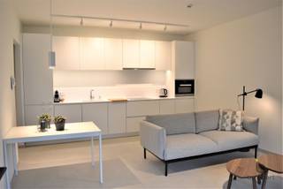 <h2><span>Schelde 21 Luxueus wonen met persoonlijke zorg in Antwerpen</span></h2><p><span>Schelde 21 is geen klassiek woonconcept waar assistentiewoningen traditioneel vaak worden gezien als een tussenstap richting een woonzorgcentrum, kiest Schelde 21 resoluut voor een andere benadering: zelfstandig en luxueus wonen, met zorg en dienstverlening die zich aanpast aan uw levensstijl.</span></p><p><span>Uiteraard voldoet Schelde 21 aan de wettelijke vereisten voor erkende assistentiewoningen. Maar hier staat vooral één gedachte centraal: ontzorgen, comfort en levenskwaliteit.</span></p><p><span>Gelegen aan de Ledeganckkaai, in het vernieuwde en trendy Zuid van Antwerpen, biedt Schelde 21 een unieke combinatie van architectuur, ruimte, comfort en een bruisende stedelijke omgeving.</span></p><p><span>De ruime, gemeubelde appartementen werden ontworpen door Vincent Van Duysen en beschikken allemaal over een prachtig uitzicht. De hoogwaardige afwerking en stijlvolle inrichting creëren een woonomgeving die eerder doet denken aan een luxehotel dan aan een traditionele assistentiewoning.</span></p><p><span>Kunst en cultuur, gastronomie, wellness, sauna, zwemmen, sport of gewoon genieten van de stad: vanuit Schelde 21 ligt het beste van Antwerpen binnen handbereik.</span></p><p><span>De nieuwe Zuidbuurt is bovendien autoluw en duurzaam ingericht, met aangename pleintjes, stadstuinen en ruimte om te wandelen en te ontspannen. Een omgeving waar wonen niet alleen comfortabel is, maar ook aangenaam en inspirerend.</span></p><p><span>Bij Schelde 21 draait zorg in de eerste plaats om persoonlijke service en gemoedsrust. Extra diensten kunnen op maat worden geregeld, zodat u zoveel mogelijk tijd overhoudt voor wat écht belangrijk is.</span></p><p><span>Zorgbeheerder Paloma staat in voor een kwaliteitsvolle en persoonlijke begeleiding en zorgt ervoor dat ondersteuning beschikbaar is wanneer u die nodig heeft.</span></p><p><span>Zo behoudt u de vrijheid van zelfstandig wonen, gecombineerd met de zekerheid en het comfort van een professionele dienstverlening.</span></p><h3><span>Een bijzondere plek om volop van het leven te genieten</span></h3><h3><span>*Verblijfsvergoeding dagprijs komt op €43.75</span></h3><h3><span>*Basis dienstverlening dagprijs komt op €4.18</span></h3><p><span>Schelde 21 is er voor wie niet wil inleveren op levenskwaliteit, stijl of vrijheid. Een uitzonderlijke woonplek voor wie luxueus wil wonen, zorgeloos wil leven en volop wil genieten van Antwerpen.</span></p><p><span>Garage is voorzien en kan aangekocht worden voor €25.000.</span></p><p><span> </span></p><p><span>Maandelijkse syndicus kosten: €276.75</span></p><p><span> </span></p><p><span>Bel of mail ons voor een bezoekje. </span></p><p><span> </span></p>