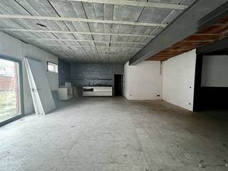 OPBRENGSTEIGENDOM MET RENOVATIEPOTENTIEEL OP TOPLIGGING IN GENTLangs de Dendermondsesteenweg te Gent bevindt zich dit handelspand met twee...