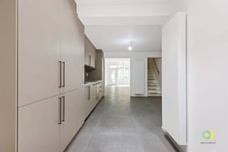 In the heart of Vilvoorde, you will find this completely renovated and ready to move in home with four bedrooms, two bathrooms and a pleasant...