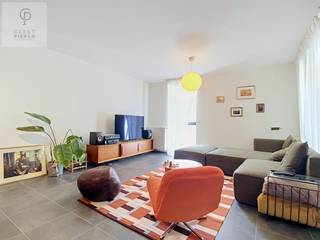 Op zoek naar een modern appartement waar comfort, ruimte en een uitstekende ligging mooi samenkomen?<br /><br />Dan is dit aangename appartement in Landen absoluut het ontdekken waard.<br /><br />Het appartement bevindt zich op een bijzonder interessante locatie, vlak bij het treinstation van Landen, maar toch weg van de drukkere Stationsstraat.<br />Ideaal voor wie dagelijks de trein neemt of graag alle voorzieningen van het centrum binnen handbereik heeft.<br /><br />Bij het binnenkomen valt meteen het aangename ruimtegevoel op.<br />De lichtrijke leefruimte met open keuken vormt het hart van het appartement.<br />Dankzij de grote raampartijen geniet je hier van veel natuurlijk licht en een open, moderne sfeer.<br />De keuken is volledig geïntegreerd in de leefruimte en biedt voldoende plaats voor een gezellige eethoek.<br /><br />Een absolute troef is het overdekte terras van maar liefst 15 m². Een volwaardige buitenruimte waar je beschut kan zitten en waar er meer dan voldoende plaats is om een gezellige lounge- of eethoek te creëren.<br /><br />Verder beschikt het appartement over 2 slaapkamers en een ruime badkamer, uitgerust met zowel een ligbad als douche. Het geheel is modern en verzorgd afgewerkt en beschikt over verwarming op aardgas.<br /><br />Ook praktisch heeft dit appartement heel wat te bieden.<br />Zo hoort er een afgesloten ondergrondse garagebox van 18 m² bij én is er een bijzonder ruime gemeenschappelijke kelder van maar liefst 38 m².<br /><br />Met zijn uitstekende EPC-score A is het bovendien een energiezuinig appartement, wat vandaag een belangrijke meerwaarde vormt.<br /><br />Kortom: een modern, lichtrijk en comfortabel appartement met 2 slaapkamers, een heerlijk terras en een eigen garagebox, op wandelafstand van het station van Landen.<br />Een interessante woonst voor wie centraal wil wonen zonder midden in de drukte te zitten.<br /><br />Troeven: EPC A – 2 slaapkamers – terras 15 m² – afgesloten garagebox 18 m² – gemeenschappelijke kelder 38 m² – verwarming op aardgas – vlak bij station Landen – moderne en lichtrijke leefruimte.<br />