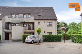 Lichtrijk gelijkvloers appartement met garagebox en grote privé tuin.In het rustige woonerf Dorsershof, op een doodlopende straat, vindt u dit...