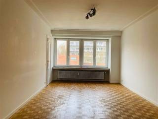 Mooi appartement op de 5de verdieping, onlangs gerenoveerd. Inkomhal met vestiaire en apart toilet. Ruime leefruimte. Ingerichte keuken...