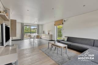 <strong>Immo Van Middelem verkoopt deze ENERGIEZUINIGE en INSTAPKLARE gezinswoning (bouwjaar 2005) met 3 slaapkamers, bureau en 3 parkeerplaatsen op een perceel van +/-4a28ca in het landelijke Wambeek (Ternat). </strong><br /><br />De woning is gelegen in een zeer kindvriendelijke buurt (doodlopende straat) en toch, dankzij de nabijheid van de Assesteenweg en de N8, biedt ze een vlotte toegang tot Brussel en Gent. <br /><br />De woning werd afgewerkt met hoogwaardige materialen en is als volgt ingedeeld:<br /><br />- GELIJKVLOERS: inkomhal met vestiaire en WC, living met deels parket en met toegang tot de tuin, aansluitend volledig ingerichte open keuken met zowel gas als inductie kookplaat, berging met wasplaats die toegang biedt tot de inpandige garage. <br />- 1ste VERDIEPING: bureau volledig ingericht met ingemaakte kasten, master bedroom met dressing, 2 slaapkamers, badkamer met inloopdouche en ligbad, berging (met lavabo, mogelijkheid om douchekamer van te maken) en WC;<br />- TUIN: zuidgerichte tuin met aangenaam terras, voorzien van een elektrische zonneluifel, en een tuinhuis.<br />- Inpandige GARAGE, CARPORT, en twee staanplaatsen voor de woning. <br /><br />Technische troeven:<br />Alarm systeem met 2 zones en 2 klavieren<br />Centraal stofzuigersysteem<br />Domotica <br />15 zonnepanelen (piekvermogen 4200 Wp) met slimme laadpaal. <br />Airco in alle slaapkamers en bureau<br /><br />EPC: 145 kWh/m².jaar - Label B (UC: 3902299)<br />Elektriciteit conform AREI tot 31/07/2030.<br />Vrij bij akte.