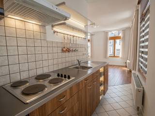 This apartment of approximately 50 m² is located on the second floor of a small-scale residence on Kaasbrug. It enjoys a central location between Antwerp’s historic city centre and the Eilandje district. Numerous cosy restaurants, cafés, shops, and a large Albert Heijn supermarket are all within close proximity, making the location even more appealing.

The living area is fully southwest-facing and, thanks in part to its corner position, benefits from pleasant natural light.

The adjoining kitchen is equipped with an electric hob and a refrigerator with freezer compartment.

At the rear of the apartment is the bedroom. It is pleasantly spacious and also features several built-in wardrobes.

The bathroom is equipped with a shower, washbasin, and toilet.

Common charges: €30 per month.
All utilities (gas, water, and electricity) are to be taken out privately by the tenant.

Immediately available.