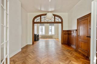 <p><strong>Karaktervolle herenwoning met tuin in Antwerpen</strong><span></span></p>
<p>Ontdek deze karaktervolle en lichtrijke herenwoning gelegen in de Hertoginstraat 11, in het hart van Antwerpen. Dankzij de authentieke gevel, de hoge plafonds en de grote raampartijen combineert deze woning historische charme met hedendaags wooncomfort. Met een bewoonbare oppervlakte van circa 280 m², drie ruime slaapkamers, een polyvalente bovenverdieping, een kantoorruimte, kelder en een stadstuin van circa 67 m² biedt deze woning bijzonder veel ruimte en mogelijkheden. Dankzij het EPC C woont u hier comfortabel op een centrale locatie.</p>
<p>GA NAAR WWW.DEBOERENPARTNERS.BE OM RECHTSTREEKS UW ONLINE AFSPRAAK IN TE PLANNEN</p>
<p>Indeling: op het gelijkvloers bevinden zich een statige inkomhal, een ruime en lichtrijke leef- en eetruimte, een volledig uitgeruste keuken, een afzonderlijke kantoorruimte, toegang tot de kelder en de stadstuin van circa 67 m². De combinatie van de hoge plafonds, authentieke parketvloeren en grote ramen zorgt voor een warme en statige sfeer. De keuken sluit mooi aan op de eetruimte en biedt rechtstreeks toegang tot de tuin.</p>
<p>Op de eerste verdieping bevinden zich drie volwaardige slaapkamers en een ruime badkamer met vrijstaand ligbad, inloopdouche en dubbele lavabo. De tweede verdieping bestaat uit een grote en lichtrijke polyvalente ruimte met houten balken en dakramen. Deze ruimte kan naar eigen wens worden ingericht als vierde slaapkamer, speelkamer, hobbyruimte, thuiskantoor of creatieve studio.</p>
<p>Bijzonderheden: EPC C, circa 280 m² bewoonbare oppervlakte, tuin van circa 67 m², drie ruime slaapkamers, mogelijkheid tot een vierde slaapkamer, afzonderlijke kantoorruimte, kelder, authentieke elementen en een centrale ligging in Antwerpen.</p>
<p>GA NAAR WWW.DEBOERENPARTNERS.BE OM RECHTSTREEKS UW ONLINE AFSPRAAK IN TE PLANNEN</p>