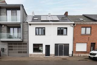 <div>
<div>Ben je op zoek naar een woning te koop in Bonheiden die instapklaar is en voldoet aan modern comfort? Deze volledig gerenoveerde woning combineert licht, ruimte en energiezuinig wonen op een centrale ligging.<br /><br /></div>
</div>
<div>Je komt binnen in een open en lichtrijke leefruimte met grote raampartijen en een strak afgewerkte vloer. De moderne open keuken met kookeiland sluit naadloos aan op de eetkamer en vormt het hart van de woning. Dankzij het dakraam en de brede schuiframen geniet je hier van maximale lichtinval en een mooi zicht op de tuin. De keuken is volledig uitgerust en afgewerkt met kwaliteitsvolle materialen. Verder vind je op het gelijkvloers een apart toilet en twee praktische bergingen.<br /><br /></div>
<div>Op de eerste verdieping bevindt zich een ruime slaapkamer en een stijlvolle moderne badkamer met dubbele lavabo, inloopdouche en hedendaags sanitair. De vaste trap brengt je naar de zolderverdieping, ingericht als tweede kamer. Ideaal als kinderkamer, bureauruimte of hobbyruimte.<br /><br /></div>
<div>De onderhoudsvriendelijke tuin met terras nodigt uit om te genieten tijdens de zomermaanden. Achteraan is er extra bergruimte voorzien.<br /><br /></div>
<div>Troef? Deze woning beschikt over een EPC A en werd volledig vernieuwd met aandacht voor energiezuinigheid en comfort. Dat betekent duurzaam wonen én lagere energiekosten.<br /><br /></div>
<div>De ligging is een extra pluspunt. Je woont in het centrum van Bonheiden, op wandelafstand van winkels, scholen en openbaar vervoer. Ook Mechelen bereik je vlot, net zoals de belangrijkste invalswegen richting Antwerpen en Brussel.</div>
<div></div>
<div>Zoek je een huis te koop of woning te koop in de regio Bonheiden – Mechelen met tuin, moderne keuken en instapklaar karakter?<br />Plan vandaag nog je bezoek en ontdek zelf de troeven van deze mooie woonst.</div>
<div></div>
<div></div>
