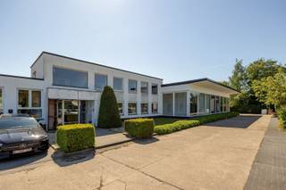 Bent u op zoek naar een perfect bereikbaar magazijn met functionaliteit? Dan is dit pand aan de Koningin Astridlaan 58 in Kontich precies wat u...