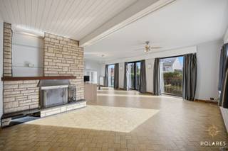 Op zoek naar een instapklare woning met ruimte, licht en potentieel? Deze charmante woning combineert comfortabel wonen met een uitstekende ligging.<br /><br />De woning beschikt over twee volwaardige slaapkamers en een extra ruimte die perfect kan dienen als dressing, bureau of bijkomende slaapkamer. De zolder biedt bovendien tal van mogelijkheden voor wie extra woon- of hobbyruimte zoekt.<br /><br />Dankzij de hogere ligging geniet je vanuit de keuken en leefruimte van een aangenaam open zicht, wat zorgt voor een extra gevoel van rust en licht. De kelder/garage is een absolute meerwaarde: ideaal als opbergruimte, hobbyruimte of zelfs een mancave, met bovendien directe toegang tot de tuin.<br /><br />Buiten is er voldoende parkeergelegenheid voor meerdere wagens, wat het dagelijkse comfort alleen maar verhoogt.<br /><br />Gelegen in het geliefde Steenokkerzeel, met een vlotte verbinding naar Brussel, Leuven en de luchthaven, woon je hier rustig maar toch centraal. Een ideale woning voor wie meteen wil intrekken én toekomstmogelijkheden belangrijk vindt.