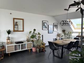 Zonnig dak-appartement op wandelafstand van het centrum van Mechelen met twee slaapkamers en een ruim zonneterras.Het gezellige appartement is toegankelijk via de inkomhal die uitgeeft op de woon- en eetkamer. De ruime ingebouwde kast in de inkomhal kan dienen als kleerkast of vestiaire-kast. Aanpalend aan de leefruimte is er de open ingerichte keuken voorzien van dubbele inox spoeltafel met verlek, vaatwasmachine, hete luchtoven, keramische kookplaat met dampkap, en koelkast met vriesvak. Aan de zijde van de achtergevel geeft de leefruimte via de grote raampartijen toegang tot het mooie ruime zonneterras.Vervolgens zijn de twee slaapkamers, één van 16 m², en een tweede van 13 m² voorzien van veluxramen met verduisterings- en horsysteem. De volledig betegelde badkamer omvat een ligbad voorzien van een douche-wand, toilet en enkele lavabo met meubel. Daarnaast is er ook een gastentoilet voorzien aan de woonst. Tot slot, heeft u voldoende opberg-mogelijkheden dankzij de ruime berging van circa 9 m² in het appartement (voorzien van aansluiting voor de wasmachine) en een gemeenschappelijke fietsenberging. Mogelijkheid tot aankoop ondergrondse parking (P45) met kelderberging mits 30.000euro