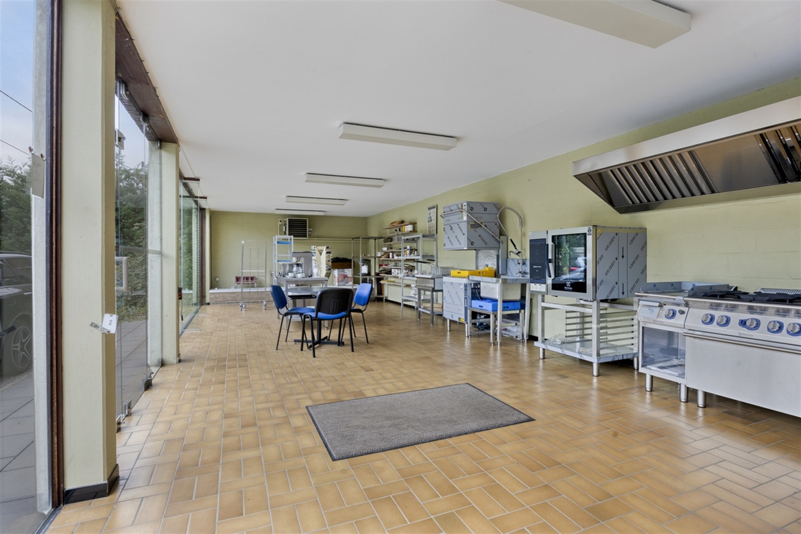 Multifunctioneel handelseigendom met ruim appartement - foto 5