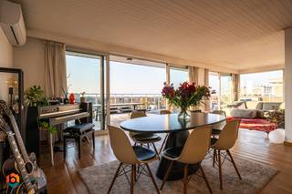 Op een geweldige locatie te Berchem bevindt zich deze exclusieve penthouse in een charmante 70's vibe met 3 slaapkamers en een riant terras van...