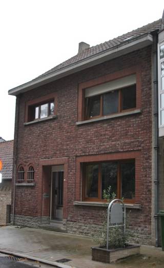Bent u op zoek naar een ruime woning met karakter, een aangename tuin en veel potentieel? Dan is deze charmante stadswoning in de Pachtersstraat 67 zeker een bezoek waard. De woning combineert een praktische indeling met royale leefruimtes en vormt de ideale basis voor wie comfortabel wil wonen of op zoek is naar een interessante investering.
Bij het betreden van de woning komt u terecht in een inkomhal die leidt naar een lichtrijke leefruimte. Aansluitend bevinden zich de keuken en een veranda die uitkijkt op het terras en de gezellige stadstuin. Dankzij de westelijke oriëntatie geniet u hier optimaal van de namiddag- en avondzon.
Op de verdieping beschikt de woning over drie volwaardige slaapkamers en een badkamer. Daarnaast biedt de ruime zolder tal van mogelijkheden voor extra bergruimte, een hobbyruimte of een verdere uitbreiding van de woonoppervlakte, mits de nodige vergunningen. De kelder zorgt voor bijkomende praktische opbergruimte.
Met een bewoonbare oppervlakte van circa 146 m² biedt deze woning verrassend veel ruimte voor gezinnen, starters of investeerders (onmiddellijk verhuurrendement). Bovendien geniet u van een centrale ligging in Geraardsbergen, op korte afstand van winkels, scholen, openbaar vervoer en invalswegen.
De woning beschikt over centrale verwarming op aardgas en behaalt een EPC-label C, waardoor u meteen geniet van een degelijke energetische basis. Momenteel is de woning verhuurd, wat ook interessante perspectieven biedt voor investeerders die op zoek zijn naar een opbrengsteigendom.
Troeven van deze woning:
- Ruime gezinswoning
- 3 slaapkamers
- Terras en zonnige stadstuin
- Ruime zolder met mogelijkheden
- Kelder aanwezig
- EPC-label C
- Centrale verwarming op aardgas
- Momenteel verhuurd
- Interessant voor eigen bewoning én investering
Een woning met ruimte, potentieel en een gunstige ligging in het hart van Geraardsbergen. Ontdek zelf de mogelijkheden tijdens een bezoek!