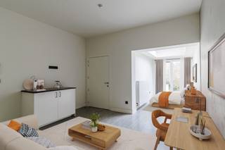 Vous recherchez une opportunité d'investissement ou un logement étudiant pour vos enfants qui font leurs études ? <br /><br />Emplacement idéal :<br />Situé au 70 Jan Delvinlaan, cet immeuble bénéficie d'un emplacement proche du centre de Gand. Les excellentes liaisons avec les transports en commun et la proximité des principaux campus en font un endroit idéal pour les étudiants. De plus, l'immeuble est situé dans un quartier avec un mobiscore de 9,3/10, les commerces sont à portée de main.<br /><br />Aménagement et équipements :<br />Le bâtiment a été entièrement rénové et comprend 36 logements étudiants<br />- Chambres avec ou sans sanitaires privés<br />- Studios<br />- Trois cuisines communes<br />- Espace de vie tendance pour se retrouver entre amis<br />- Jardin commun<br />- Grand local à vélos, idéal pour les étudiants<br />- Ascenseur<br /><br />Pourquoi investir dans ce bien ?<br />- Emplacement idéal : à quelques minutes à pied ou à vélo de plusieurs campus et du centre-ville<br />- Entièrement rénové<br />- Rendement locatif élevé : idéal comme investissement<br />- Espaces communs et privés : flexibilité pour différents groupes cibles<br />- Prêt à emménager : disponible pour la prochaine année universitaire<br />- Vente sous enregistrement<br /><br />Ce bien est parfait pour ceux qui recherchent un logement étudiant ou un investissement au cœur de Gand.<br /><br />Les surfaces utilisées sont des surfaces brutes.<br /><br />Les prix commencent à partir de 160 000 euros pour une chambre et 220 000 euros pour un studio.<br />Contactez Anthony pour plus d'informations au 0488 14 62 77