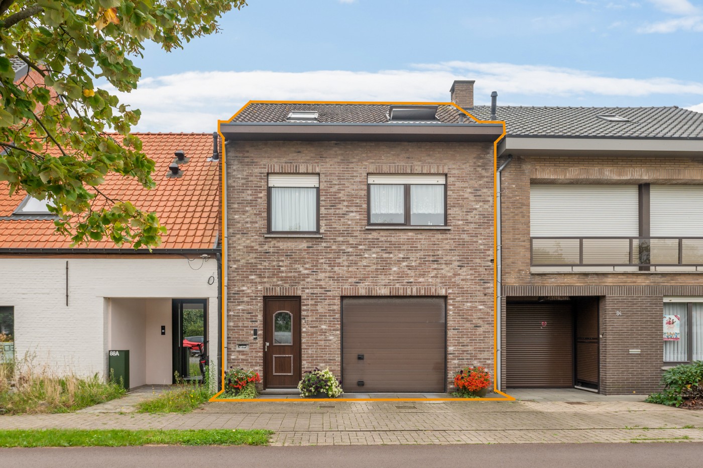 Te renoveren bel-etagewoning met 3 slpk., inpandige garage en tuin - foto 1