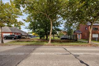 Gunstig gelegen perceel bouwgrond van 721m² geschikt voor een open bebouwing, ideaal gelegen nabij het dorpscentrum van Sint Antonius nabij winkels, bakker en scholen.<br />Mooi open en quasi bouwklaar met een straatbreedte van 21m. Het perceel heeft een achtertuin met noord oriëntatie en een P -score B.<br />Het perceel ligt niet in een verkaveling. Een bijgebouw is mogelijk, max. opp. 10% van de perceeloppervlakte. Gedetailleerde bouwvoorschriften op aanvraag te verkrijgen. Stedenbouwkundige informatie in aanvraag.