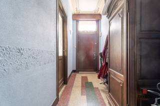 In de Klerkenstraat 32 vind je deze ruime gezinswoning met veel mogelijkheden. De woning biedt een stevige basis en een praktische indeling, ideaal voor wie op zoek is naar ruimte en de kans om alles naar eigen smaak te renoveren.<br /><br />Bij het binnenkomen is er een inkomhal 🚪 die toegang geeft tot de verschillende ruimtes. De woning beschikt over een ruime leefruimte 🛋️ en een grote keuken 🍽️ met voldoende plaats voor dagelijks comfort en gezellige momenten.<br /><br />Er zijn drie slaapkamers 🛏️ en twee badkamers 🚿, wat de woning zeer geschikt maakt voor grotere gezinnen of wie graag extra kamers heeft voor bureau of hobby.<br /><br />Verder is er een ruime zolder 📦 met uitbreidingsmogelijkheden, een kelder voor extra opslag en een garage 🚗. Buiten is er een tuin 🌿 waar je rustig kan genieten.<br /><br />De woning heeft EPC-label F 📉 en valt dus onder de renovatieplicht. Dit biedt meteen ook een mooie kans om de woning volledig te moderniseren en om te vormen tot een hedendaagse thuis.<br /><br />Een woning met ruimte, mogelijkheden en veel toekomstpotentieel ✨<br /><br />📞 Interesse? Contacteer Thijs of Nina :<br />📲 051 57 54 61<br />📧 thijs@grouptrybou.be<br />📧Nina@groutrybou.be<br /> | friedel@grouptrybou.be
