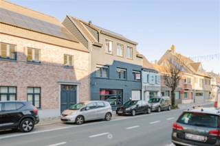 <p><span>DESTELBERGEN - Ruime woonst met polyvalente (handels)ruimtes - ideaal voor cohousing of combinatie wonen/werken</span></p><p><span>In hartje Destelbergen bevindt zich dit veelzijdig pand met tal van mogelijkheden. <br />Dankzij de ruime indeling, meerdere leef- en werkruimtes en de aparte zones binnen het gebouw, leent deze eigendom zich uitstekend voor cohousing of een combinatie van wonen en werken. </span></p><p><span>Enkele troeven op een rij:</span></p><ul><li><span>Gelegen in de bruisende winkelstraat van Destelbergen, vlakbij de op- en afrit van de R4</span></li><li><span>Uiterst goede zichtbaarheid en centrale ligging</span></li><li><span>Tal van mogelijkheden dankzij de grote en polyvalente ruimtes</span></li><li><span>Ideaal voor cohousing of zelfstandig beroep</span></li><li><span>Instapklaar, lichtrijk duplexappartement met ruim en zonnig terras</span></li><li><span>Energiezuinig (EPC: 244 kWh/m²) en voorzien van zonnepanelen </span></li></ul><p><span>De indeling gaat als volgt:<br />Gelijkvloers: </span><span><br />Ruime polyvalente (handels)ruimte met keuken, apart toilet, opslagruimte en bureel. Deze verdieping biedt tal van mogelijkheden en kan perfect ingericht worden als atelier of extra woonruimte. </span></p><p><span>1ste verdieping: </span><span><br />Grote open ruimte die flexibel kan worden ingevuld als extra woonruimte, hobbyruimte, kantoor of gemeenschappelijke ruimte. Daarnaast bevinden zich op dit niveau 3 volwaardige slaapkamers. </span></p><p><span>2de verdieping:<br /></span><span>Gezellige leefruimte met veel lichtinval en een uiterst moderne, volledig uitgeruste keuken. Vanuit de leefruimte heeft u toegang tot een groot zonneterras. Daarnaast is er een moderne badkamer en een aparte wasplaats aanwezig. </span></p><p><span>Belangrijk:<br /></span><span>EPC: 244 kWh/m²<br />Richtprijs: 595.000 euro</span></p><p><span>Mogelijkheid tot cohousing of alternatieve woonvormen mits aanvraag en goedkeuring door de bevoegde instanties/stedenbouwkundige dienst.</span></p><p><span> </span></p><p><span> </span></p><p><span> </span></p><p><span> </span></p>