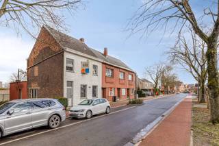 <p>Droom je van een woning die je volledig naar je hand kan zetten? In de Boerenkrijgstraat 145 in Mechelen wacht een renovatieproject met maar liefst <strong>170 m²</strong> bewoonbare oppervlakte en een zee aan potentieel.</p><p>Op het <strong>gelijkvloers </strong>bevindt zich vandaag het leefgedeelte, waar je met de juiste ingrepen een open en lichtrijke woonruimte kan creëren die perfect aansluit op jouw stijl. De huidige badkamer ligt eveneens beneden en vormt een ideale basis om te herdenken of uit te breiden. Hier leg je de fundamenten van een warme thuis, helemaal volgens jouw visie.<br />Op de <strong>eerste verdieping</strong> vind je de bestaande slaapkamers. Met een doordachte renovatie maak je hier comfortabele kamers die rust en privacy bieden. <br />De absolute troef bevindt zich helemaal bovenaan: een gigantische <strong>zolder </strong>met mezzanine die zich leent tot een extra volwaardige . verdieping. Denk aan bijkomende slaapkamers, een tweede badkamer, een bureau of een hobbyruimte. Mits renovatie kan deze woning uitgroeien tot een ruime gezinswoning met vier kamers en twee badkamers, afgestemd op jouw toekomstplannen.</p><p>Gelegen in Mechelen, met winkels, scholen en verbindingswegen vlot bereikbaar, woon je hier centraal en toch in een vertrouwde buurt.<br />Zie jij al wat hier mogelijk is? Kom de ruimte en het potentieel zelf ontdekken. Plan je bezoek in via onze website!</p>