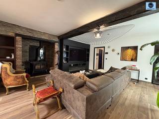 <p><span>GERENOVEERDE HOB MET GROTE TUIN EN 2 GARAGES</span></p><p><span>Richtprijs : 375.000 euro</span></p><p><span> </span></p><p><span>Deze woning is als volgt ingedeeld : inkomhal met toegang tot toilet, ruime living van +- 30 m², eetruimte en keuken van +- 35m².</span></p><p><span> </span></p><p><span>Achter de keuken bevindt zich een berging met aansluitingen voor wasmachine, droogkast en extra bergruimte.</span></p><p><span> </span></p><p><span>Verder treft u nog het zonnige terras van +-80m² en een grote tuin.</span></p><p><span> </span></p><p><span>Op de 1ste verdieping vindt u 2 ruime slaapkamers en een badkamer met dubbele lavabo, toilet en bad.<br /><br /></span></p><p><span>Op de 2de verdieping treft u nog een zolder, deze kan ingericht worden als extra slaapkamers.</span></p><p><span> </span></p><p><span>De woning is voorzien van dubbele beglazing in PVC met elektrische rolluiken en wordt verwarmd met electriciteit en warmtepomp.</span></p><p><span> </span></p><p><span>Troeven : - 2 inpandige garages</span></p><p><span> - lichtrijke leefruimtes</span></p><p><span> - grote en zonnige tuin/terras</span></p><p><span> - EPC label D => GEEN renovatieplicht</span></p><p><span> </span></p><p><span>Aarzel niet en bel 0472/29.25.04 of mail louis@svena.be </span></p><p><span> </span></p><p><span>Deze gegevens zijn louter informatief en wij kunnen niet aansprakelijk gesteld worden voor eventuele onjuistheden. </span></p><p><span>De bewoonbare oppervlakte is slechts indicatief.</span></p>