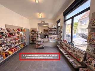 <p><span>Centraal gelegen handelspand van ca. <strong>55 m²</strong>, met een ruime <strong>voorraadkelder van ca. 25 m²</strong>. Ideaal voor diverse handels- en dienstverlenende activiteiten.</span></p><p><span>Het pand beschikt over <strong>automatische rolluiken</strong> en achteraan zijn <strong>aansluitingen voorzien voor een kitchenette</strong>. Er zijn tevens <strong>eigen meters voor gas, water en elektriciteit</strong>, zodat het verbruik individueel wordt opgevolgd.</span></p><p><span><strong>Troeven:</strong></span><br /><span>• Ca. 55 m² handelsruimte</span><br /><span>• Ca. 25 m² voorraadkelder</span><br /><span>• Automatische rolluiken</span><br /><span>• Aansluitingen voor kitchenette</span><br /><span>• Eigen gas-, water- en elektriciteitsmeter</span><br /><span>• Centrale en vlot bereikbare ligging</span></p><p><span><strong>Ligging</strong></span></p><p><span>De Onderwijsstraat bevindt zich op een <strong>centrale locatie in Antwerpen</strong>, met winkels, horeca, diensten en dagelijkse voorzieningen in de nabije omgeving. Het openbaar vervoer is vlot bereikbaar en ook het stadscentrum en de omliggende wijken zijn gemakkelijk bereikbaar.</span></p><p><span>Een interessante locatie voor ondernemers die op zoek zijn naar een <strong>praktisch handelspand op een centrale Antwerpse ligging</strong>.</span></p><p><span><strong>Huurprijs: € 825/maand</strong></span><br /><span><strong>Gemeenschappelijke kosten: € 60/maand</strong></span><br /><span><strong>Onroerende voorheffing:</strong> jaarlijks ten laste van de huurder.</span><br /><span>Gas, water en elektriciteit zijn afzonderlijk gemeten en ten laste van de huurder.</span></p>
