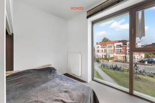 Deze ruime en bemeubelde studentenkamer met eigen sanitair maakt deel uit van residentie WOODS, een architecturale eyecatcher vlakbij het...