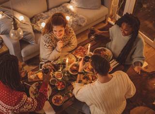 INSTAPKLARE STADWONING MET 4 RUIME SLAAPKAMERS - TERRAS EN STADSTUIN – 6% BTW MOGELIJK <br /><br />Wonen in Hof Berlamuze is kiezen voor ruimte, rust en licht, midden in de stad. Deze grondgebonden nieuwbouwwoning ligt in het autovrije, groene binnengebied en combineert comfort met een doordachte indeling. <br /><br />De verrassend ruime stadswoning telt drie volwaardige bouwlagen, vier slaapkamers en twee badkamers. Op het gelijkvloers is er een lichtrijke doorzonleefruimte met open, volledig ingerichte keuken, praktische berging en inkomhal met gastentoilet. De keuken geeft uit op een zuidgericht privatief terras aan het groene binnengebied. Via het grote schuifraam in de leefruimte stap je zo in de omheinde stadstuin met zicht op een rustig kruiwagenpad. <br /><br />Op de eerste verdieping vind je twee ruime slaapkamers en een derde kamer, ideaal als bureau of babykamer. De badkamer beschikt over een inloopdouche, dubbel lavabomeubel en toilet. De tweede verdieping is ingericht als riante masterbedroom met dressing en ensuite badkamer met douche en toilet. <br /><br />Ondergrondse parking aanwezig. <br /><br />Verlaagd btw-tarief van 6% mogelijk, goed voor een besparing van € 65.000 (onder voorwaarden). <br /><br />Info of afspraak: www.hofberlamuze.be - wonen@fidesinvest.be - 03 232 54 00