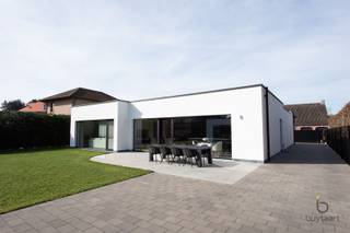 <p><span>EXCLUSIEF: Comfortabel wonen IN STIJL, denkt u aan een grote penthouse, maar wil u wonen in een rustige groene omgeving, bekijk deze exclusieve GELIJKVLOERSE villa!</span></p><p><span>Knappe energiezuinige moderne gelijkvloerse woonst + BIJGEBOUW in een aangename omgeving te Halle-Zoersel. </span></p><p><span>Luxueus wonen op de begane grond op ca 223m² met extra bijgebouw van 75m² als polyvalente ruimte, woon/werk situatie, zorgwoning,...</span></p><p><span>Dit eigendom is gelegen op een mooi stukje grond, opgeleverd in 2024, dus als nieuw, waarvan volledig het gelijkvloers is ingedeeld met inkomhal, toegang via smeedijzeren tussendeur naar de lichte leefruimte met uitzicht op de tuin en een open luxueuze ingerichte keuken met alle nodige inbouw toestellen, eveneens een dubbele vaatwasser, inductievuur, heteluchtoven, bordenverwarmer, 20m werkblad enz. Verder een ruime berging en wasplaats met technieken en aansluiting wasmachine/droogkast.</span></p><p><span>Groot schuifraam die toegang geeft tot het terras, aangelegde tuin met haag, grasrobot, volledig omheind en afgesloten met een automatische poort. </span></p><p><span>Alles is mooi afgewerkt van hoogstaande kwaliteit, opvallend zijn de plafondhoge glazen tussendeuren, ingemaakte kasten, mooie raamdecoratie, inbouwspots,... </span></p><p><span>Masterbedroom met dressing, automatische screens en ensuite badkamer met grote inloopdouche, lavabo, toilet,... deze slaapkamer heeft een schuifraam naar een open buitenruimte met privacy.</span></p><p><span>Verder op de riante nachthal is er een tweede en derde slaapkamer, waarvan 1 kamer vorzien is van een ingebouwd bureelmeubel, Er is een tweede badkamer met lavabo, douche en toilet. De slaapkamers en leefruimte zijn voorzien van airco via Daikin warmtepompsysteem (warm-koud).</span></p><p><span>Luxueuze afwerking met duurzame materialen, 16 zonnepanelen, HR TOP ketel op gas - vloerverwarming (hybride voorzieningen aanwezig), grote tegelvloer, HR+ beglazing in aluminium, stofzuigersysteem, alarmsysteem en CO² melder, gevelbepleistering Consteca, regenwaterput, E-peil 7!</span></p><p><span>Bijgebouw met overdekt terras, ideaal voor de laatste avondzon, 1 grote sectionaal poort met toegang tot een ruimte voor 2 wagens en een bijkomende polyvalente ruimte met groot raam naar de tuin, er zijn voorzieningen voor het inrichten tot kantoor/praktijkruimte, extra woonst,... momenteel in gebruik als fitness ruimte, er is drijfkracht in het bijgebouw.</span></p><p><span>Er is een vergunning voor het plaatsen van een zwembad.</span></p><p><span>Rustig gelegen met een goede verbinding naar uitvalswegen, in de omgeving van mooie fiets- en wandelroutes en nabij het dorp van Halle.</span></p><p><span>Instapklaar, prima onderhouden, contacteer ons voor bijkomende info en plan een bezoek!</span></p><p><span> </span></p><p><span> </span></p>