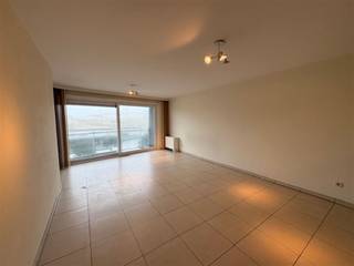 Appartement met open zicht op de duinen en het Bredense Feestplein. Vlakbij alle winkels, 50m van de tramhalte en 100m van het strand...