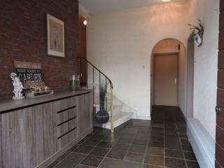 Charmante woning op een ruim perceel van 1.012m².<br /><br />We betreden deze woning via de ruime inkomhal om vervolgens door te gaan naar de lichtrijke leefruimte. Deze is onderverdeeld in een gezellige zithoek en een eethoek met koppeling naar het terras en de tuin. Naastliggend bevindt zich de keuken ook hier weer met zicht op de tuin. Verbinding via de trap naar de koele berging, de wasplaats en de badkamer die zich allen op grondniveau bevinden.<br /><br />Gaan we vervolgens via de trap omhoog naar het nachtgedeelte hebben we hier 3 slaapkamers.<br /><br />Op grondniveau is er verder nog een ruime garage met mogelijkheden tot opslag en op dakniveau een kruipzolder.<br /><br />Zetten we een stap naar buiten via het overdekt terras, hebben we zicht op een ruime naast- en achterliggende tuin.<br /><br />Op vlak van ligging zitten we hier in een rustige buurt met een goede verbinding naar de omliggende gemeenten en de E313.<br /><br />Bent u geïnteresseerd en wenst u een bezoek? Bel ons op het nummer 013 66 62 08.