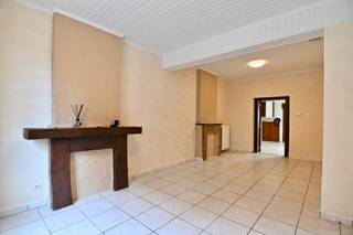 Deze gezellige stadswoning is uitstekend gelegen in het hart van Sint-Truiden, op wandelafstand van het Speelhof, winkels, scholen en openbaar vervoer. Dankzij haar praktische indeling en centrale ligging is dit een ideale woonst voor wie comfort en bereikbaarheid belangrijk vindt.<br /><br />Op het gelijkvloers beschikt de woning over een aangename leefruimte met aansluitend een functionele keuken. De keuken is voorzien van een keramische kookplaat, dampkap, dubbele gootsteen en koelkast. Vanuit de keuken hebben we zicht op het gezellig terras.<br /><br />Eveneens vinden we op het gelijkvloers een badkamer met enkele lavabo, toilet en bad/douche. <br /><br />De eerste verdieping omvat een nachthal en twee comfortabele slaapkamers. Op de tweede verdieping bevindt zich een zolderkamer die perfect dienst kan doen als polyvalente ruimte, bureau of hobbyruimte.<br />Deze woning biedt een aangename woonervaring midden in de stad en is onmiddellijk beschikbaar.<br /><br />Niet te vergeten beschikt deze woning nog over een extra kelderruimte/kruipkelder en zijn bovendien alle ramen voorzien van rolluiken. Parkeren is mogelijk in de nabijheid<br /><br />Interesse? Contacteer ons gerust voor meer informatie of om een bezoek in te plannen!